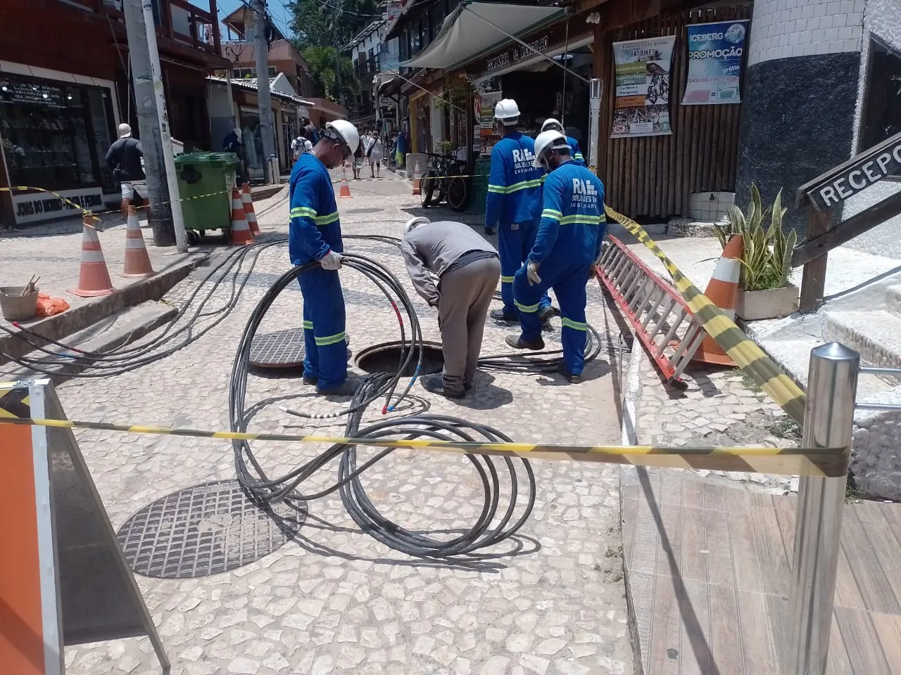 Equipe puxando cabo em via do Morro de São Paulo durante a conversão da rede