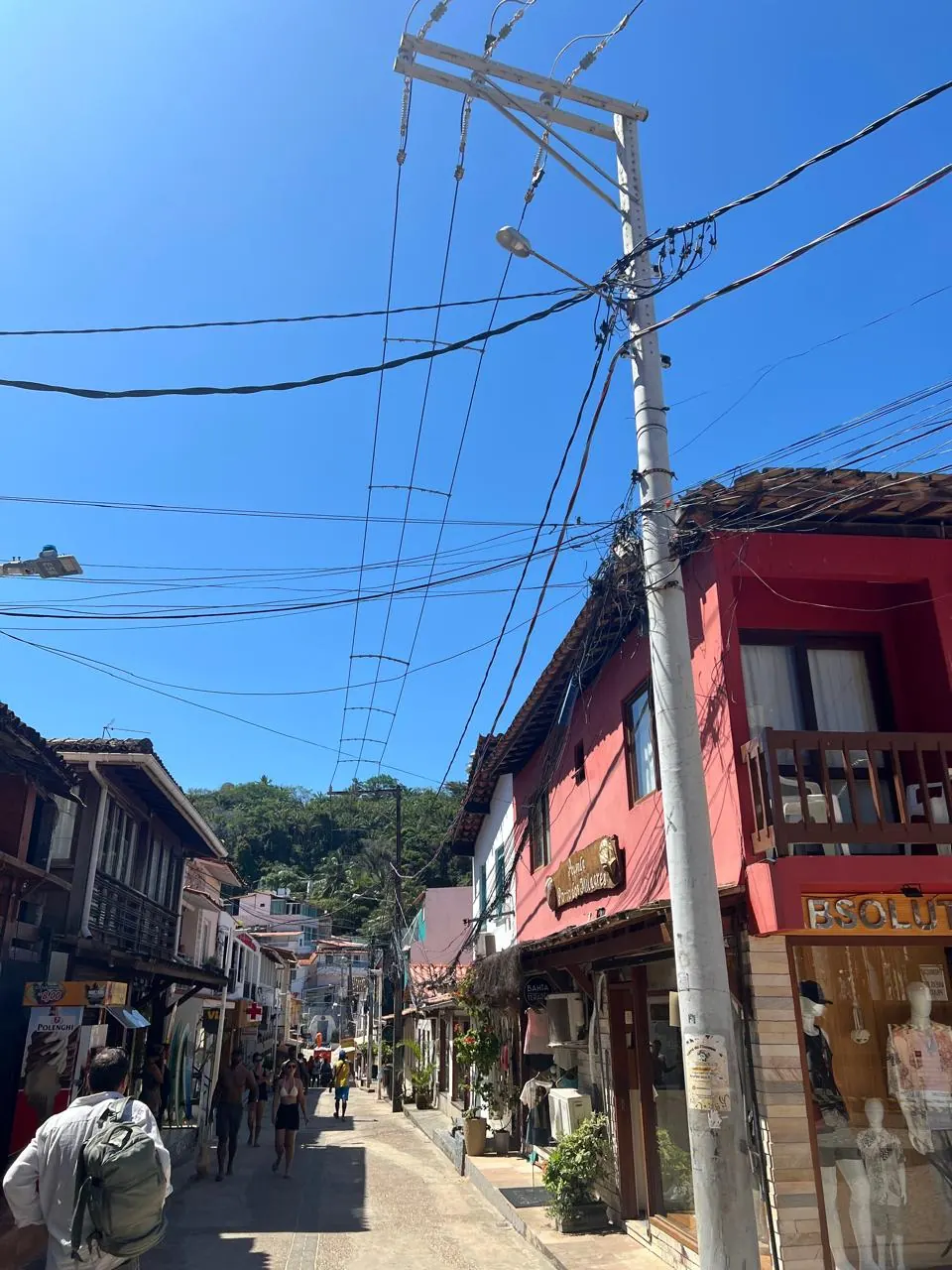 Rua do Morro de São Paulo antes da obra, com poste e cabos aéreos