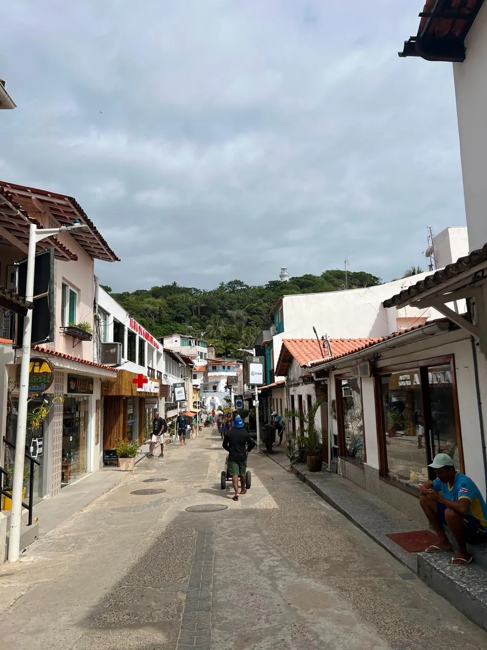 A mesma rua depois da conversão, sem poste nem cabos aéreos