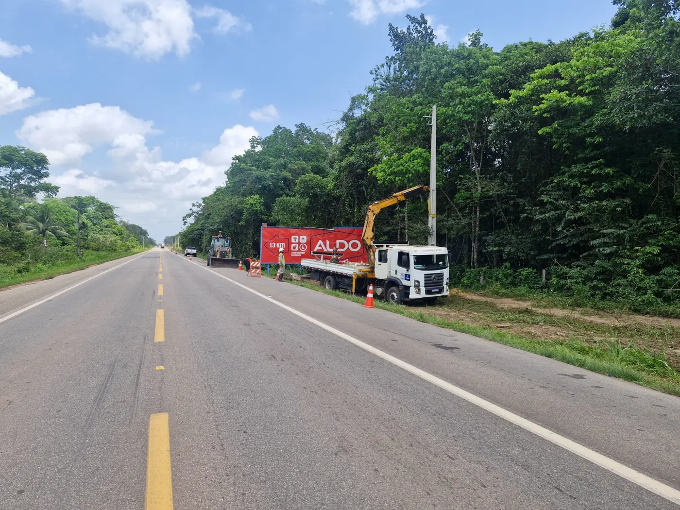 Rodovia em Barcarena com caminhão munck durante a construção do alimentador